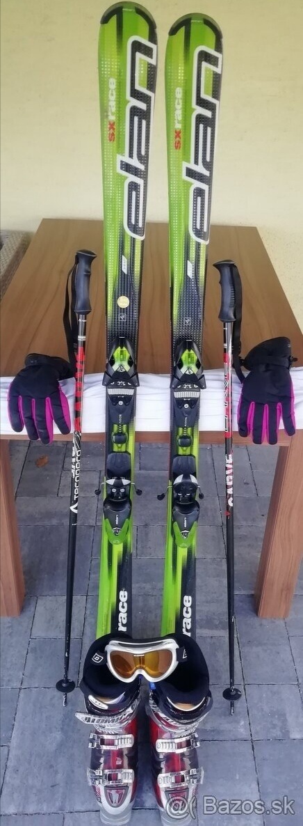 Lyže, lyziarky, palice, okuliare, prilba, vaky