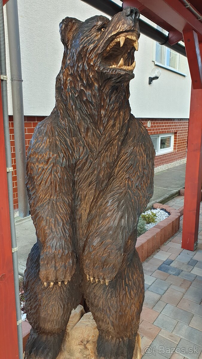 Nádherný medveď vyrezávaný umelcom
