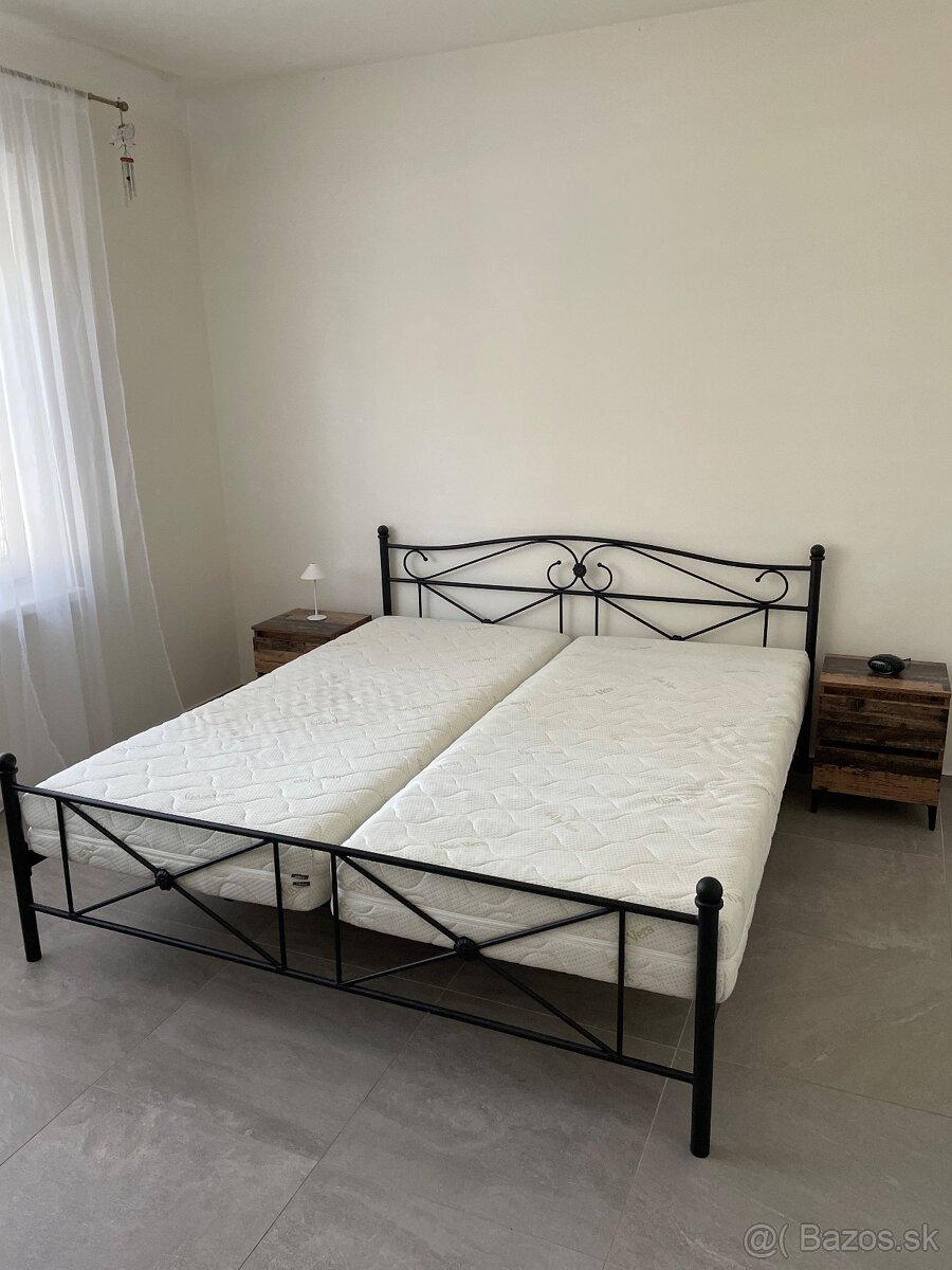 postel spolu s matracmi