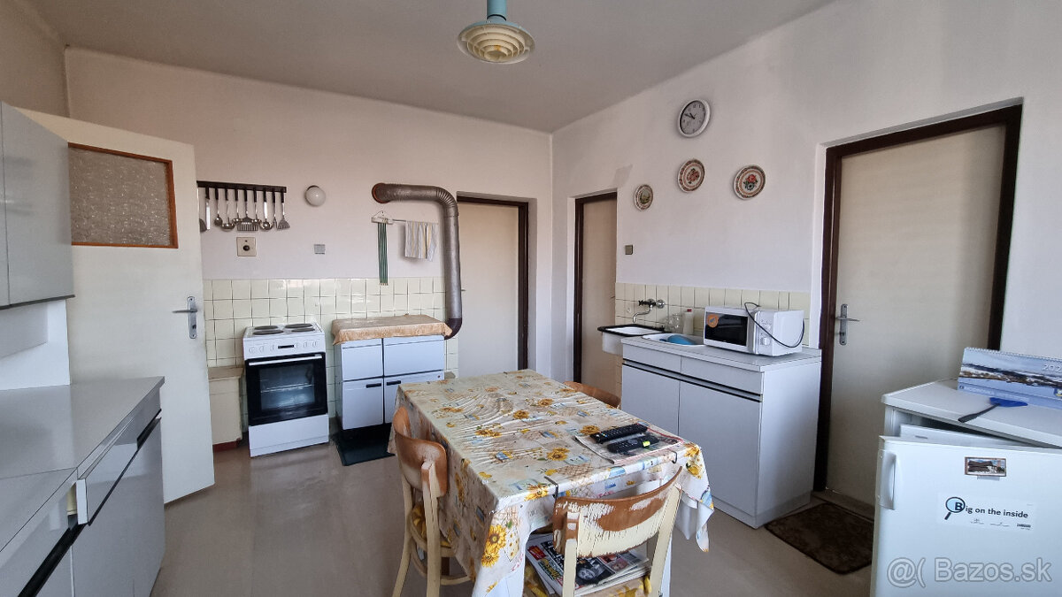 RODINNÝ DOM, GARÁŽ a POZEMOK 765 m2 +1310 m2 MODROVKA NMNV