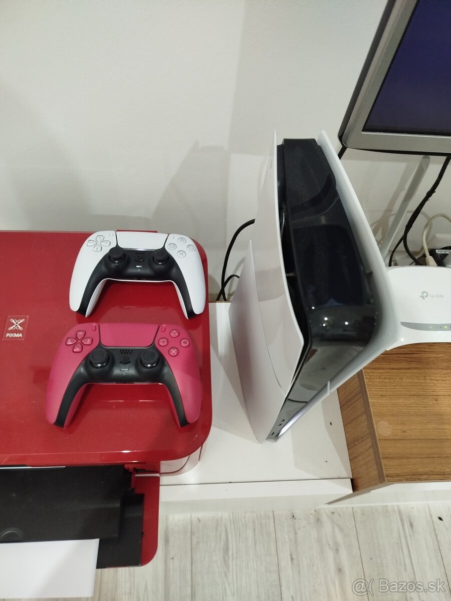 Predám Funkčné PS5 s 2 joystickmi