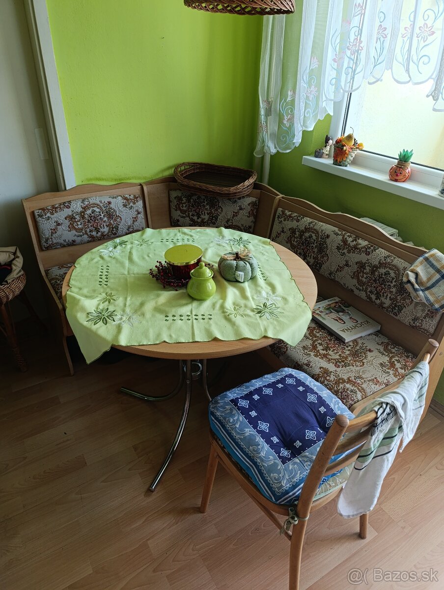 Darujem rohovú sedačku so stolom za odvoz
