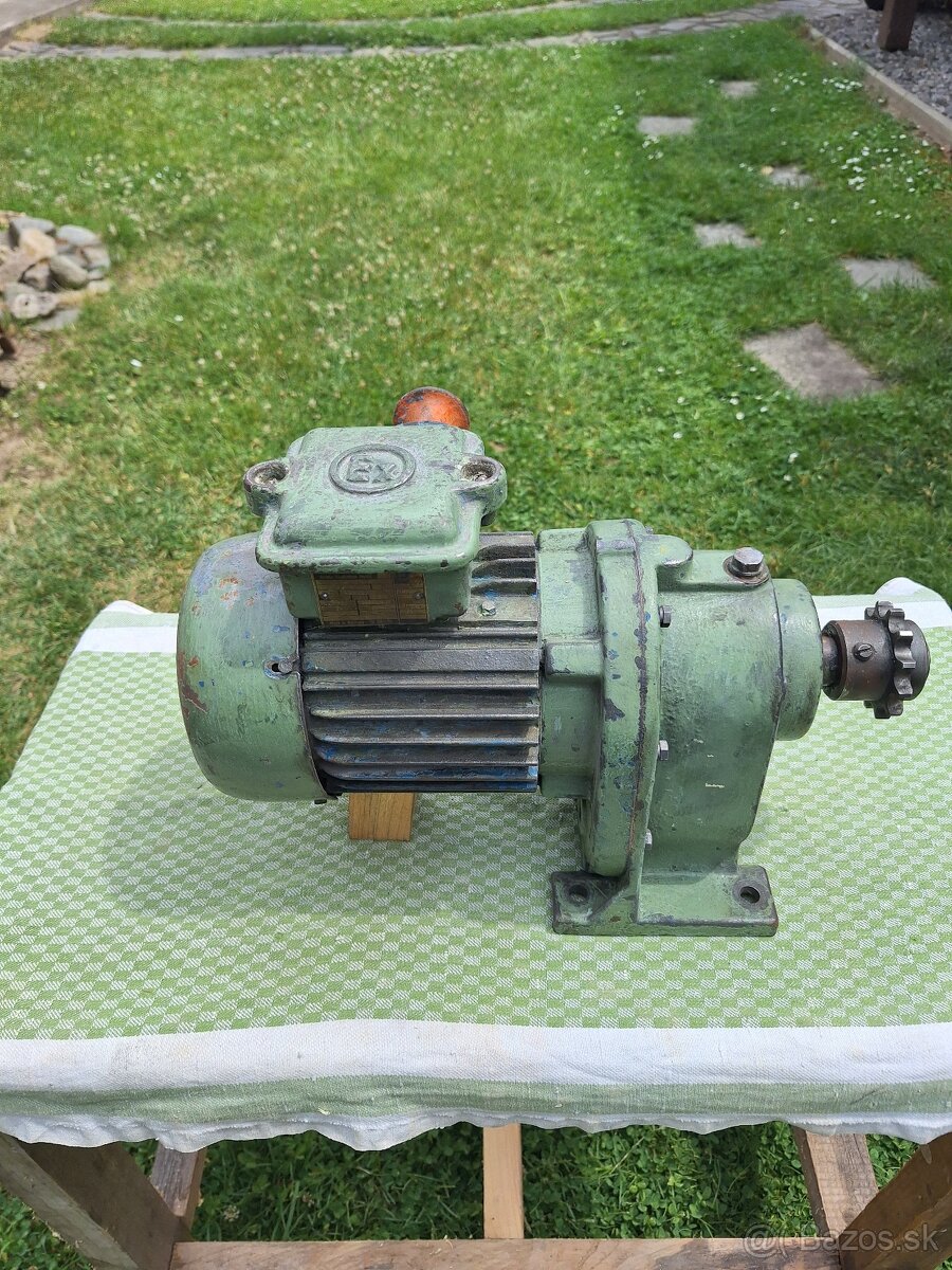 Elektromotor s prevodovkou.