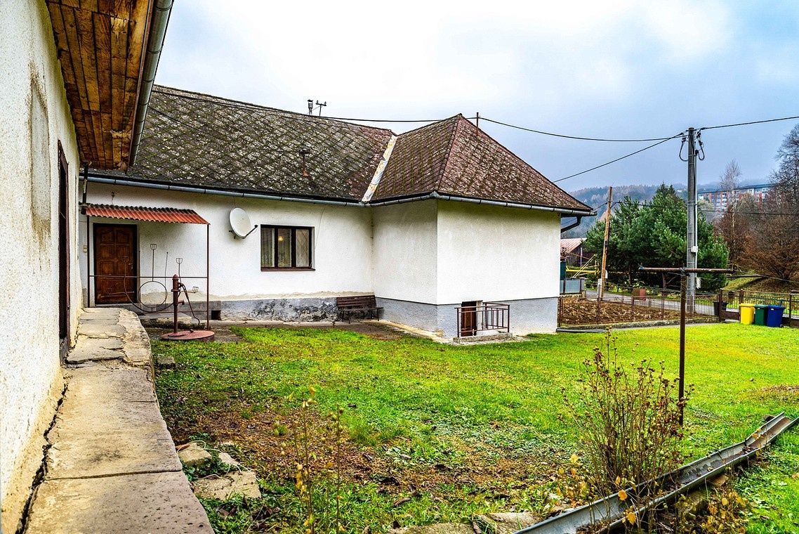 GIRALTOVCE-veľký pozemok 2.196 m2, podpivničený dom, 3xizba