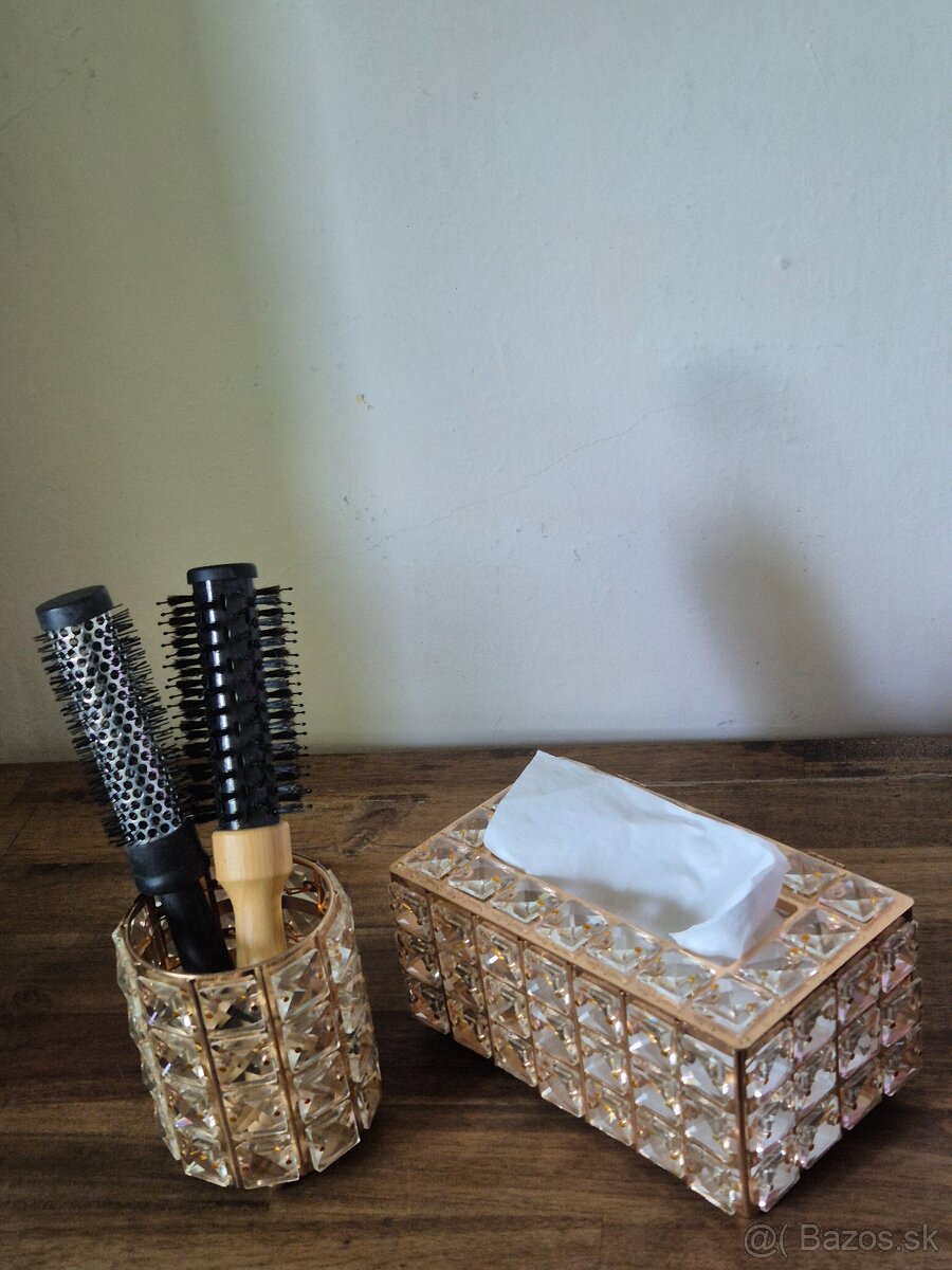 Predám krištáľovú kazetu na vreckovky a stojan na hrebene