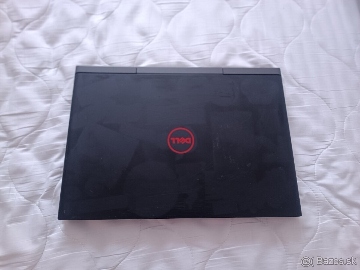 Predám starší herný notebook (i7, GTX 960M, SSD)