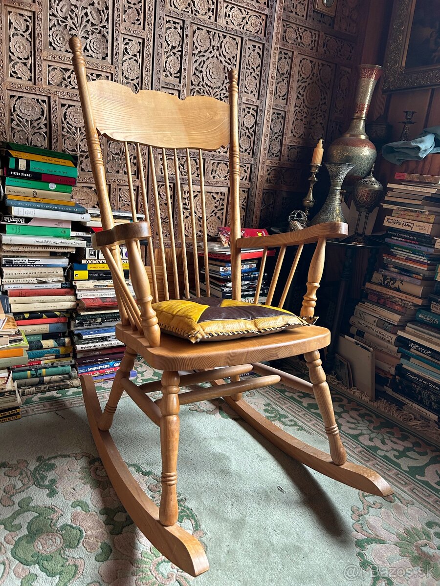 Starožitné drevené hojdacie kreslo – masív