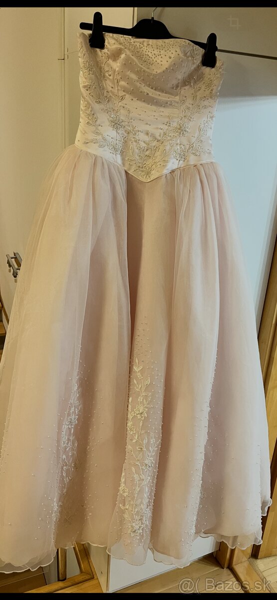 Bledoruzove svadobné šaty