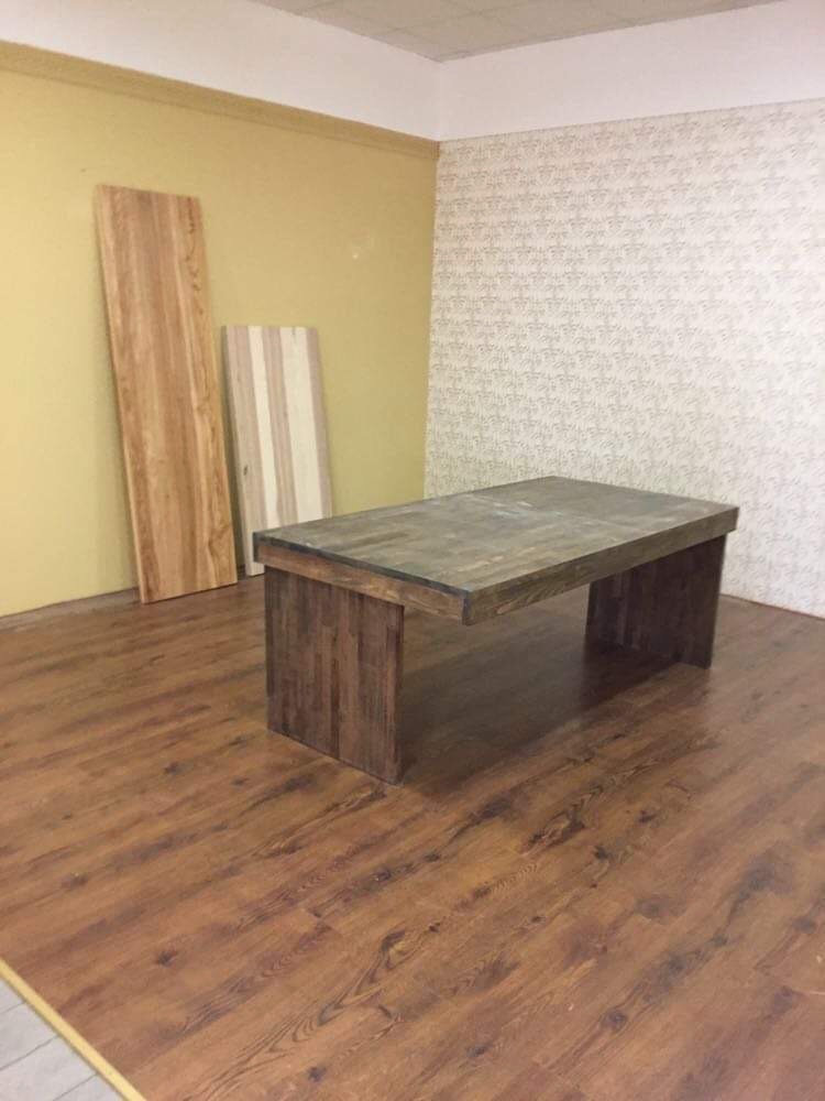 Masívny drevený stôl