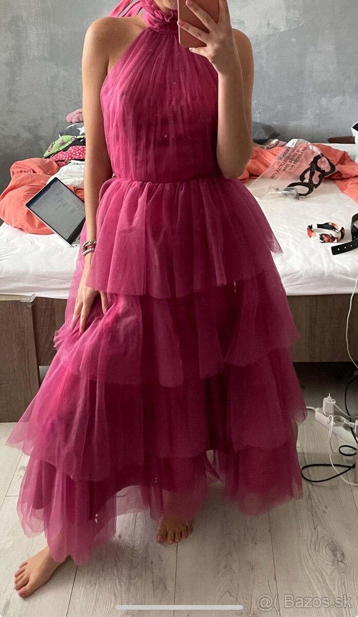 Purpurové šaty