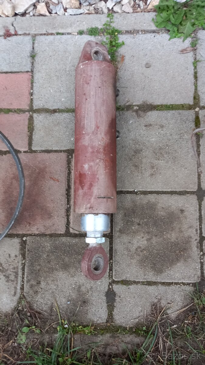 Hydraulicky valec na 5- ku pluh