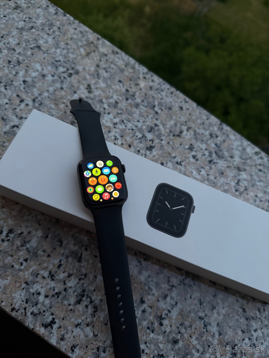 Apple Watch Series 5 – 44 mm, Space Gray
