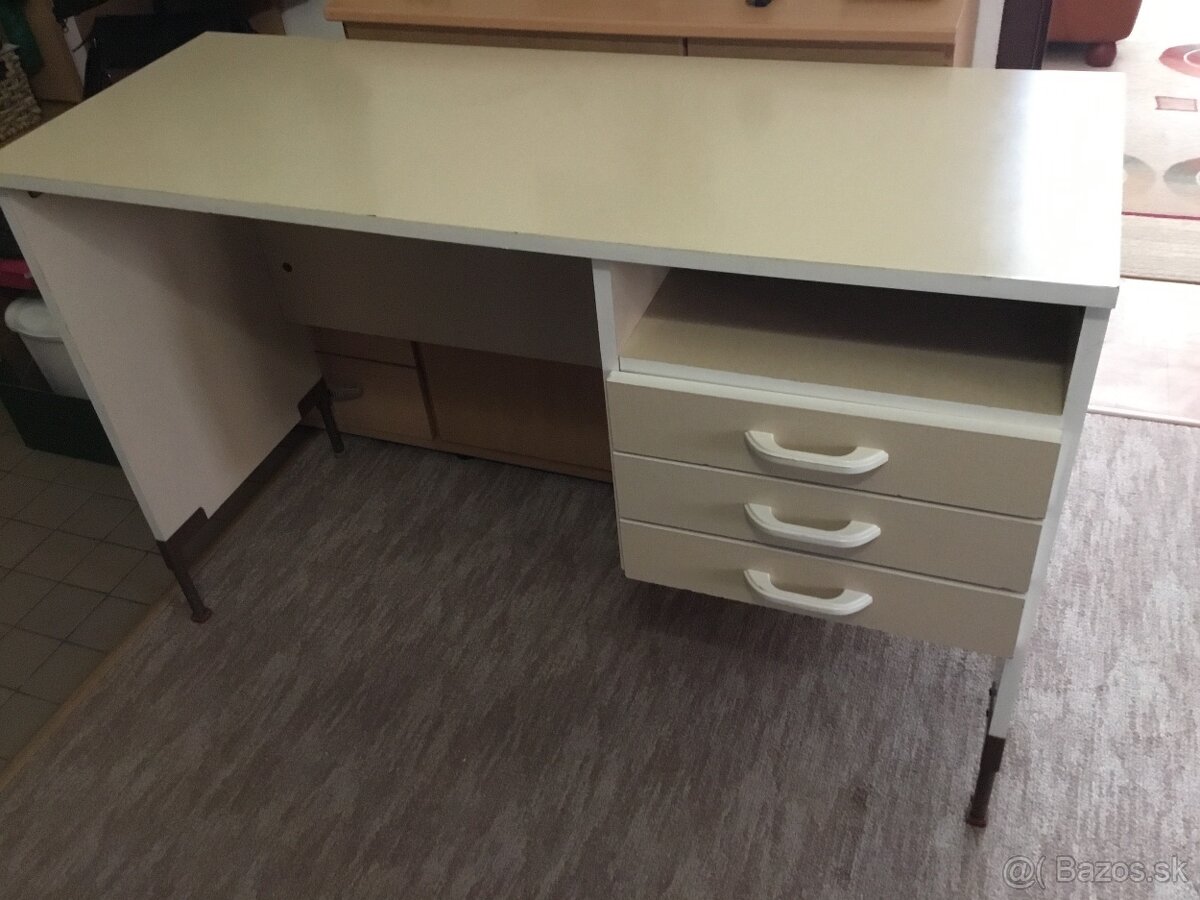 Ponúkam písací stôl
