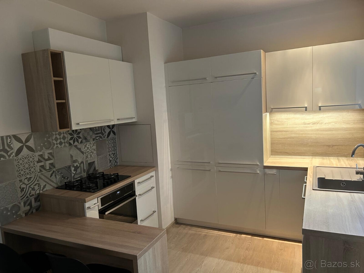 Predám vstavanú kuchyňu (7 rokov, výborný stav)