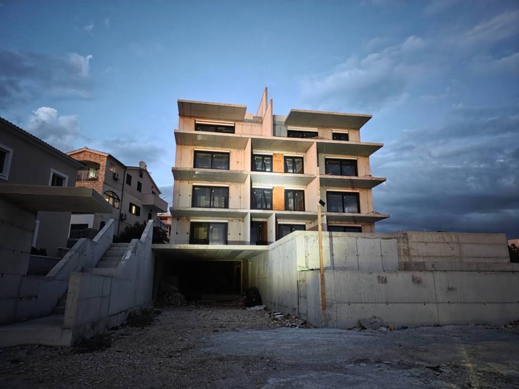 CHORVÁTSKO - Apartmány so spoločným bazénom - PRIMOŠTEN