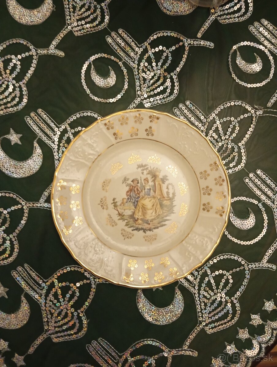 Porcelánový tanier.