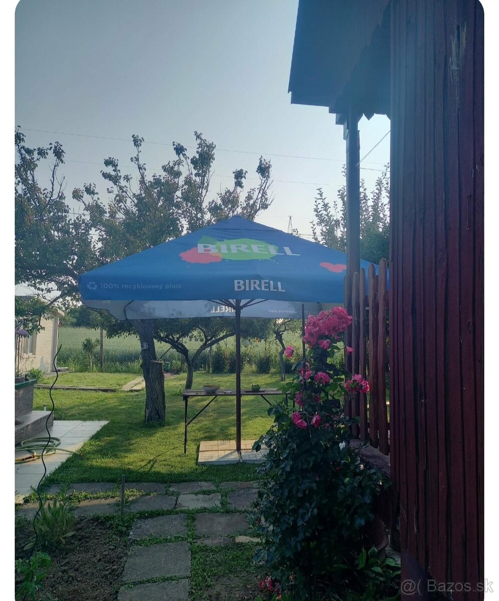 Záhrada s dvomi chatami.