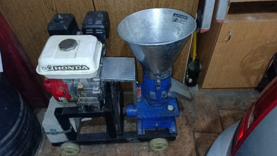 Peletovací stroj na krmivo,na vykurovanie 7,5 LE HONDA
