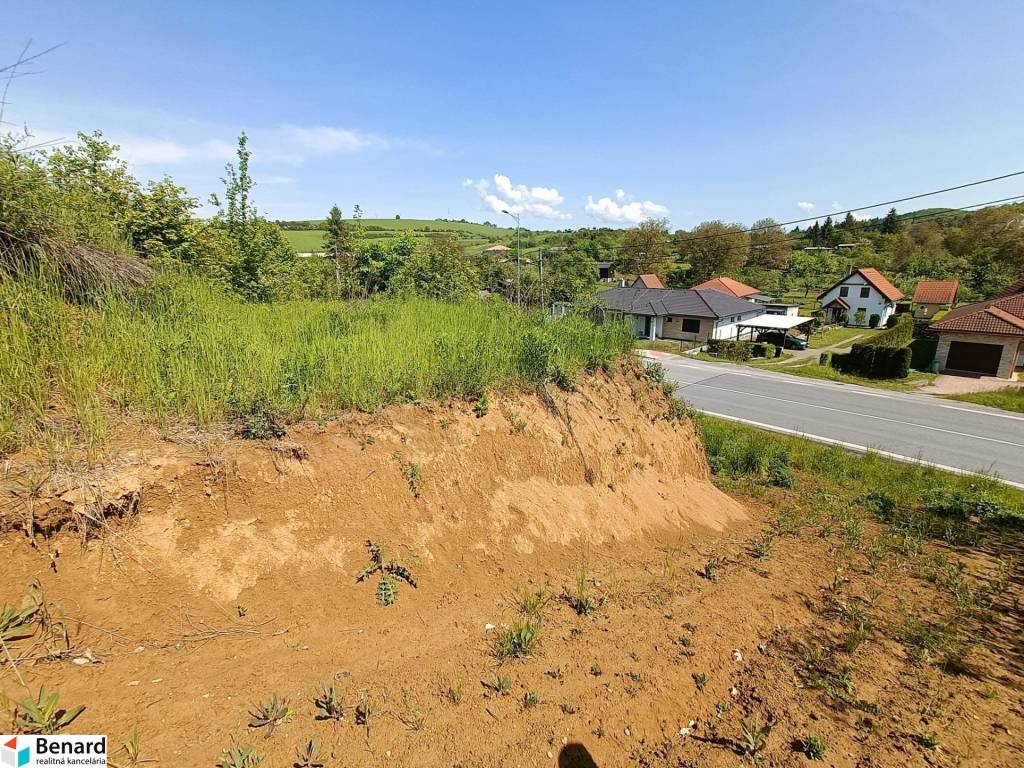 NA PREDAJ POZEMOK-VYDUMANEC, 1570 M2, VHODNÝ NA VÝSTAVBU RD.