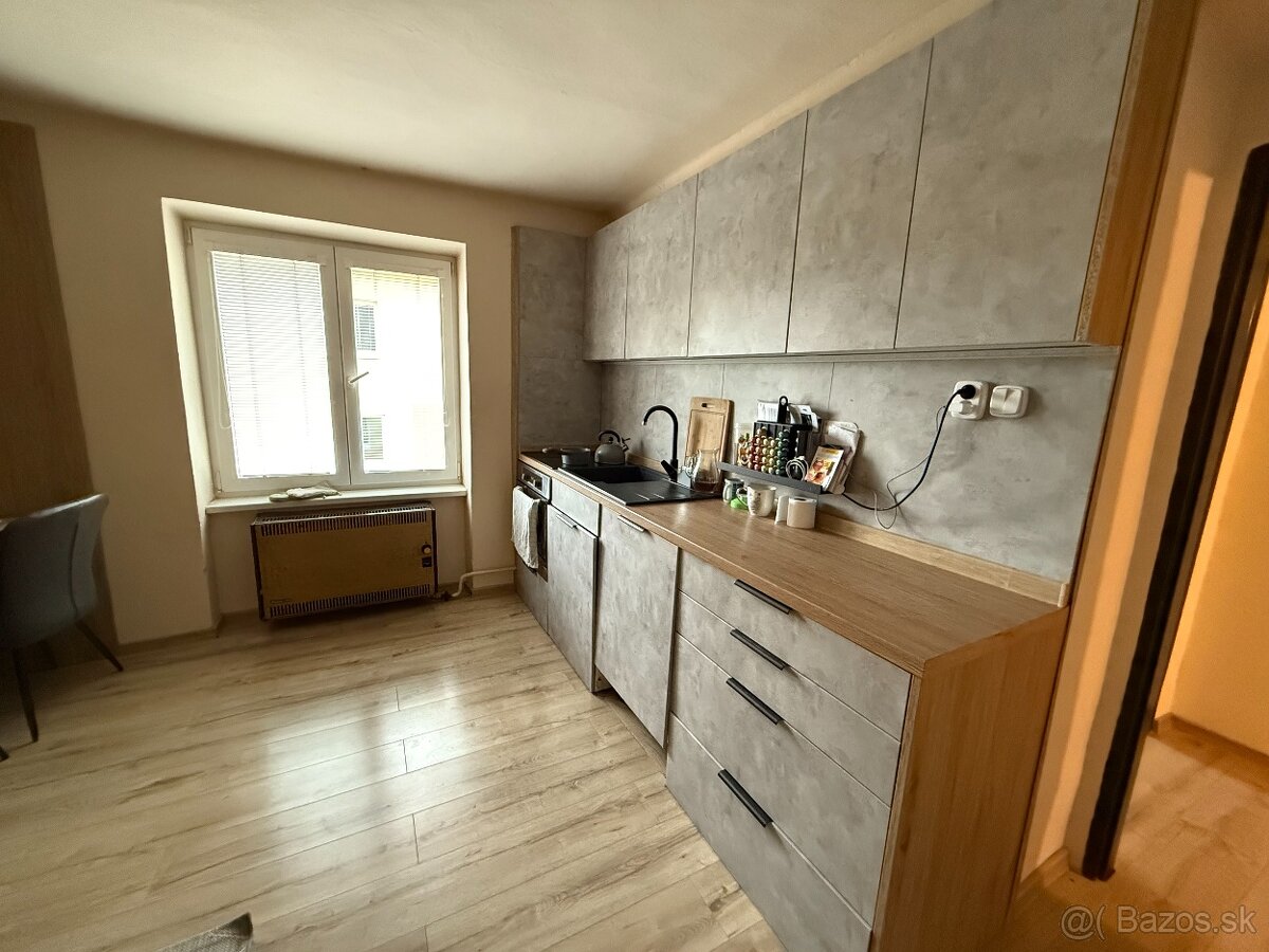 Byt 2+1 s balkónom prerobený na 3.izbový sídl. Rozvoj, Levoč