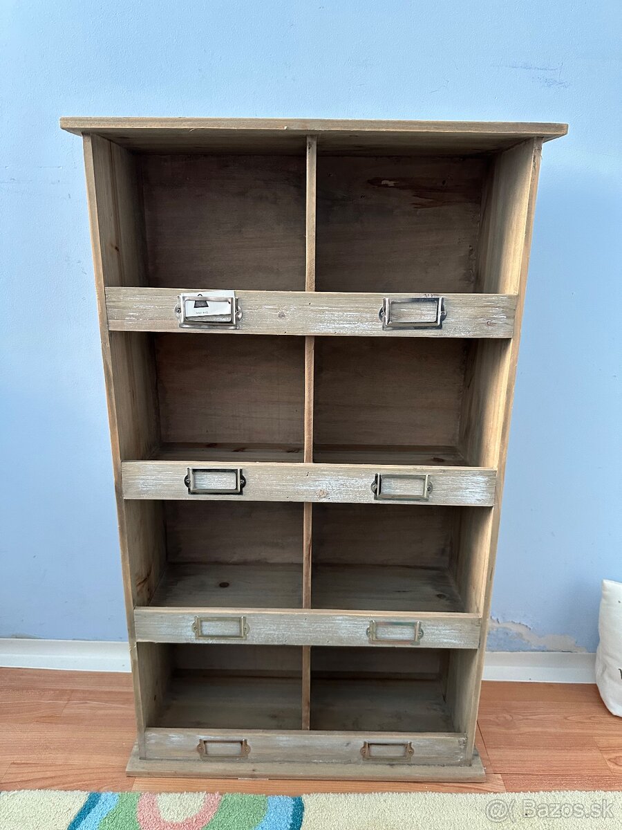 Drevený úložný nábytkovy box