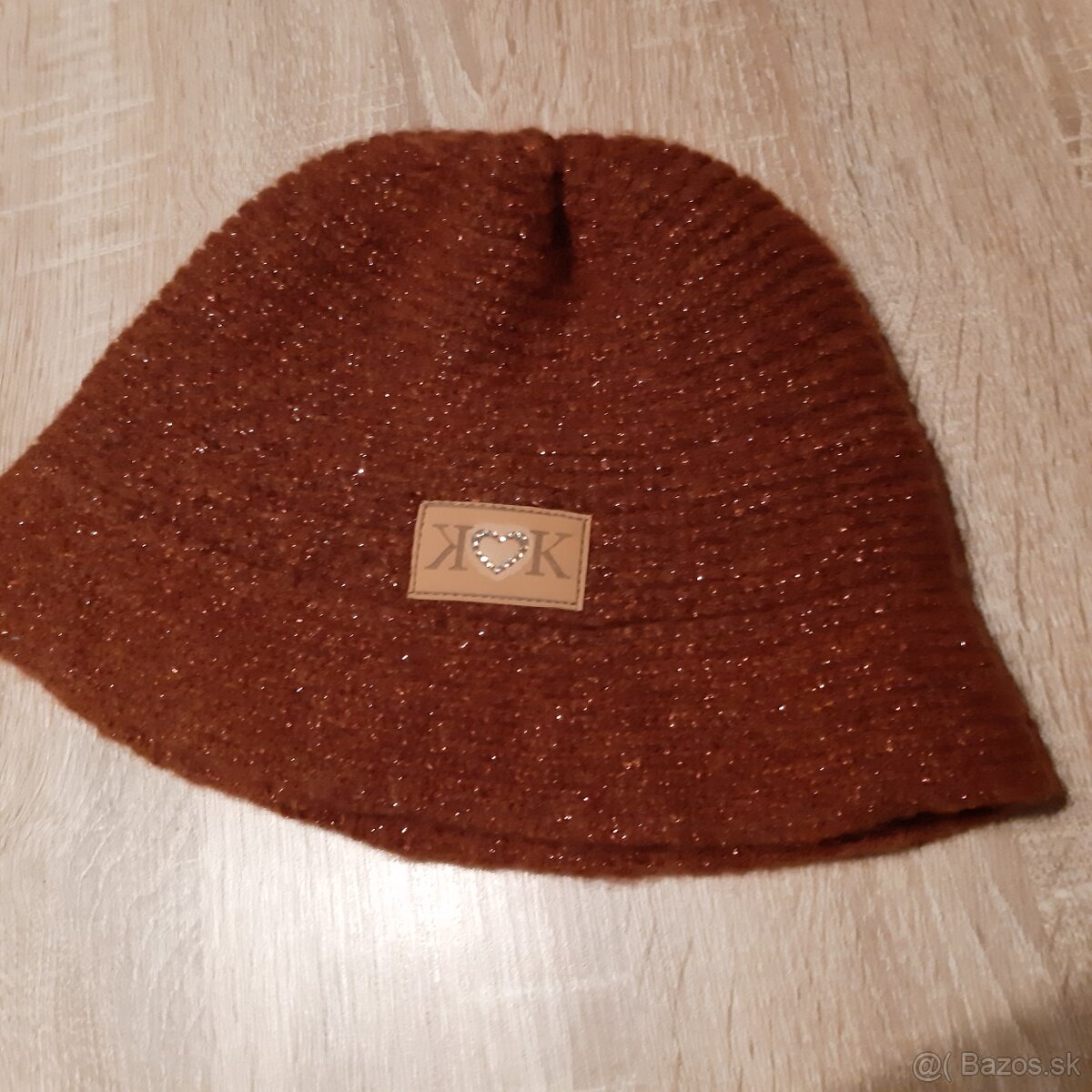 Hnedy strikovany klobucik