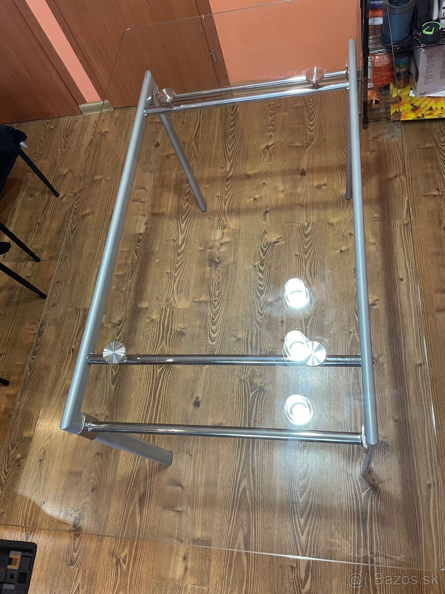 Jedalensky sklenený stôl