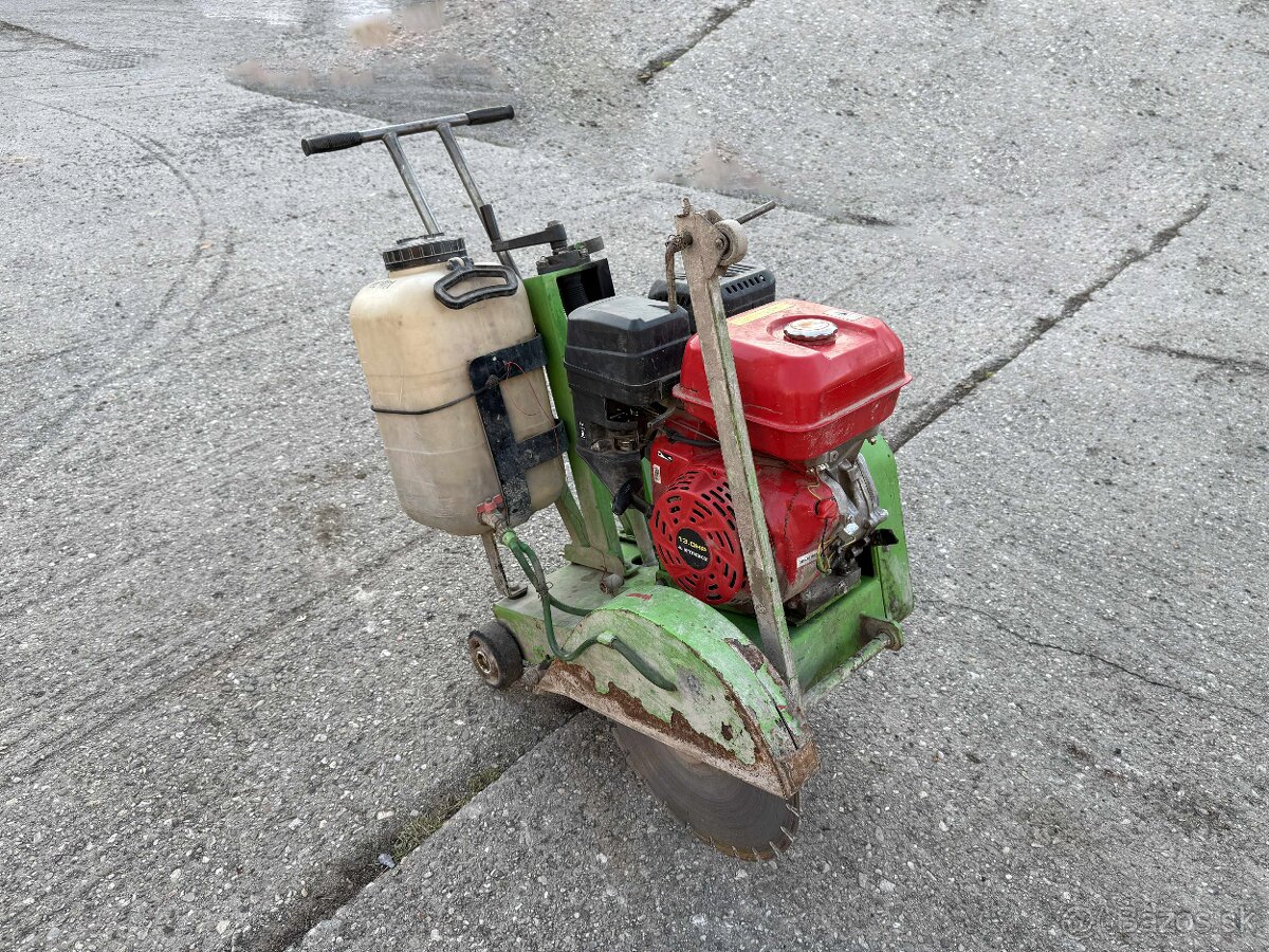 Řezačka asfaltu a betonu