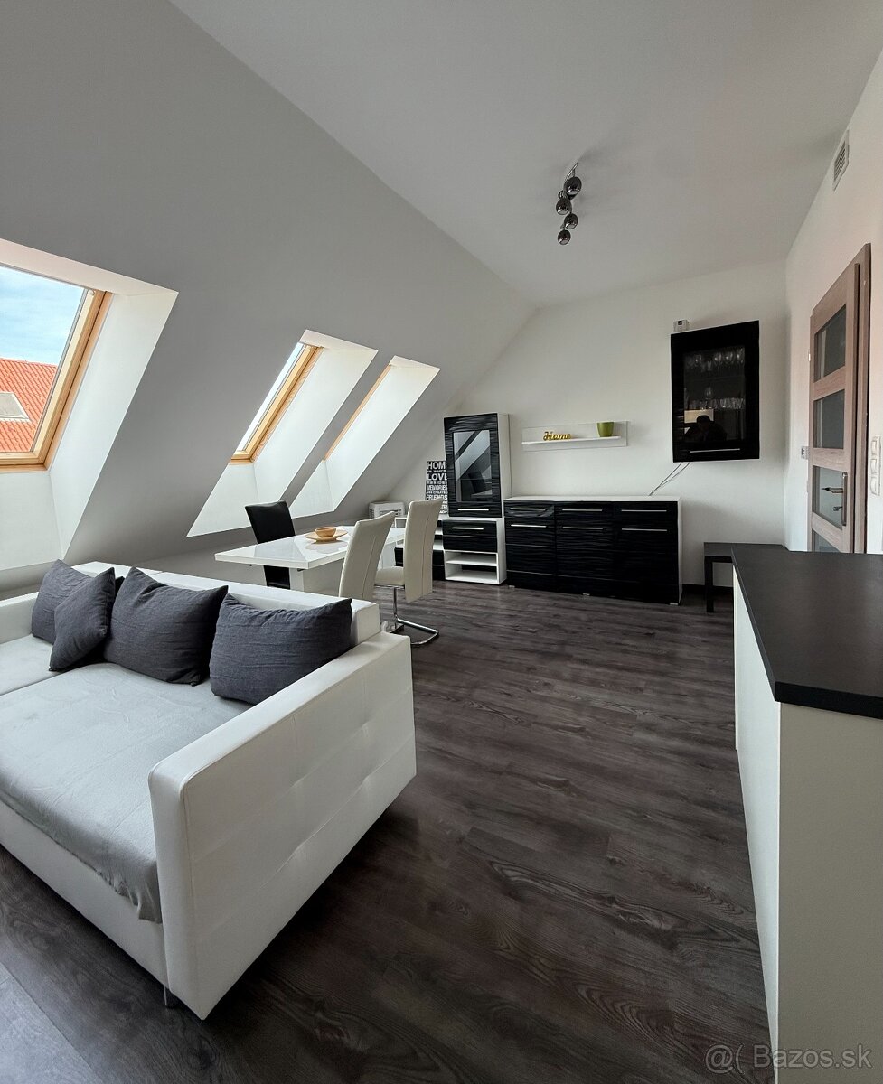 3-izbový byt s terasou, parkovaním vo dvore-Hegyeshalom