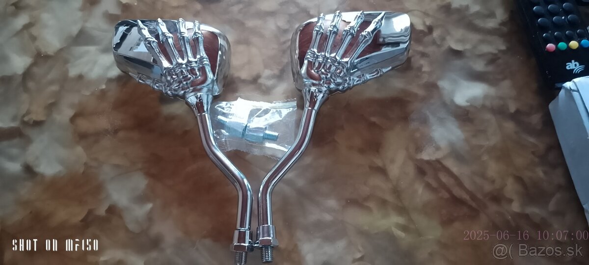 Moto zrkadla kostra ruka