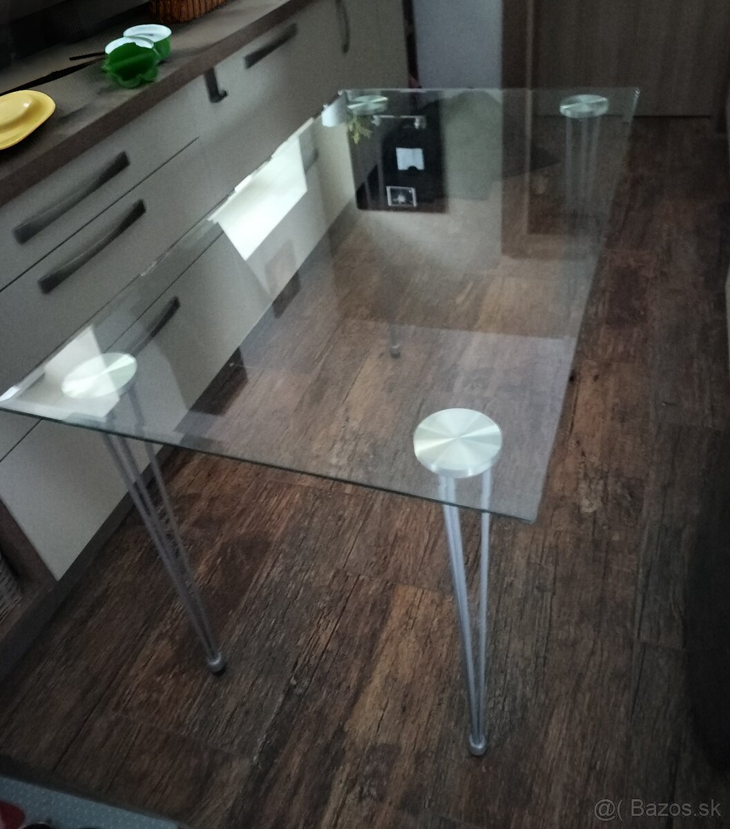 Jedalensky skleneny stol