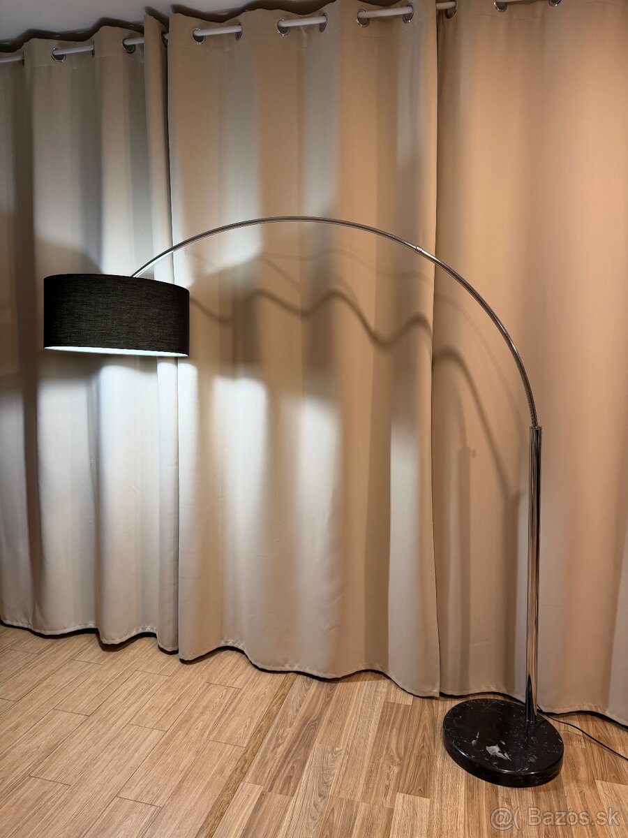 Moderná stojaca lampa