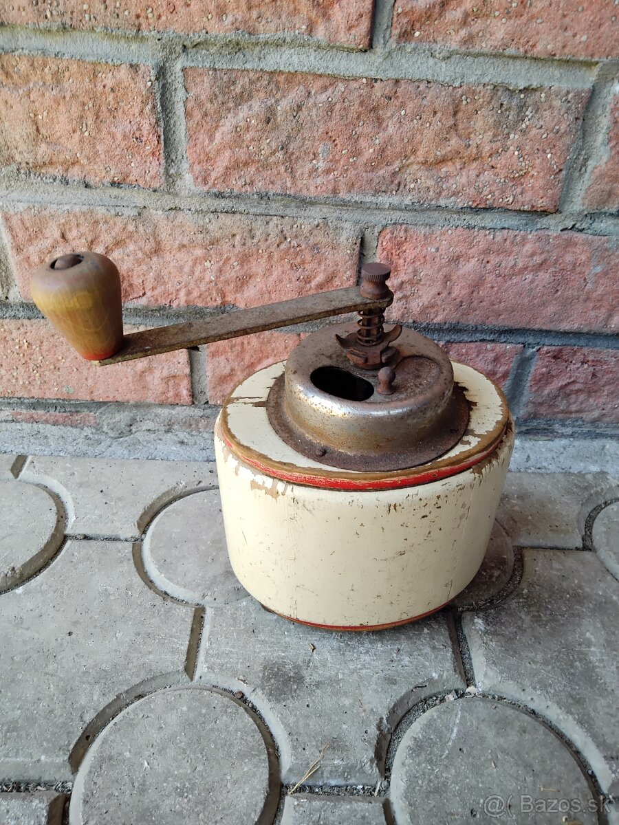 Drevený mlynček na kávu
