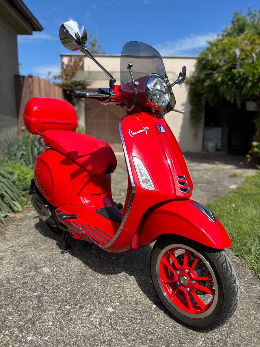 Vespa Primavera 125 red