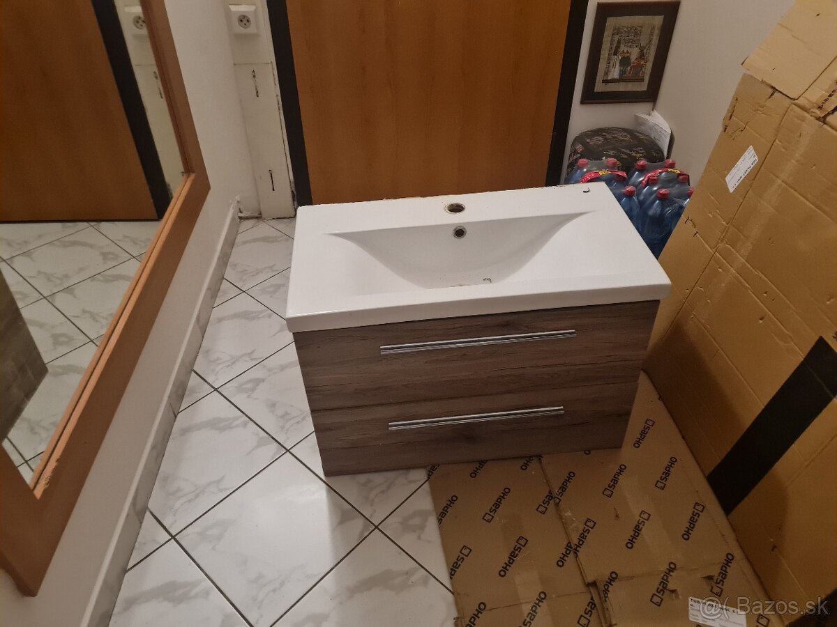 Kúpeĺňová skrinka . Závesná