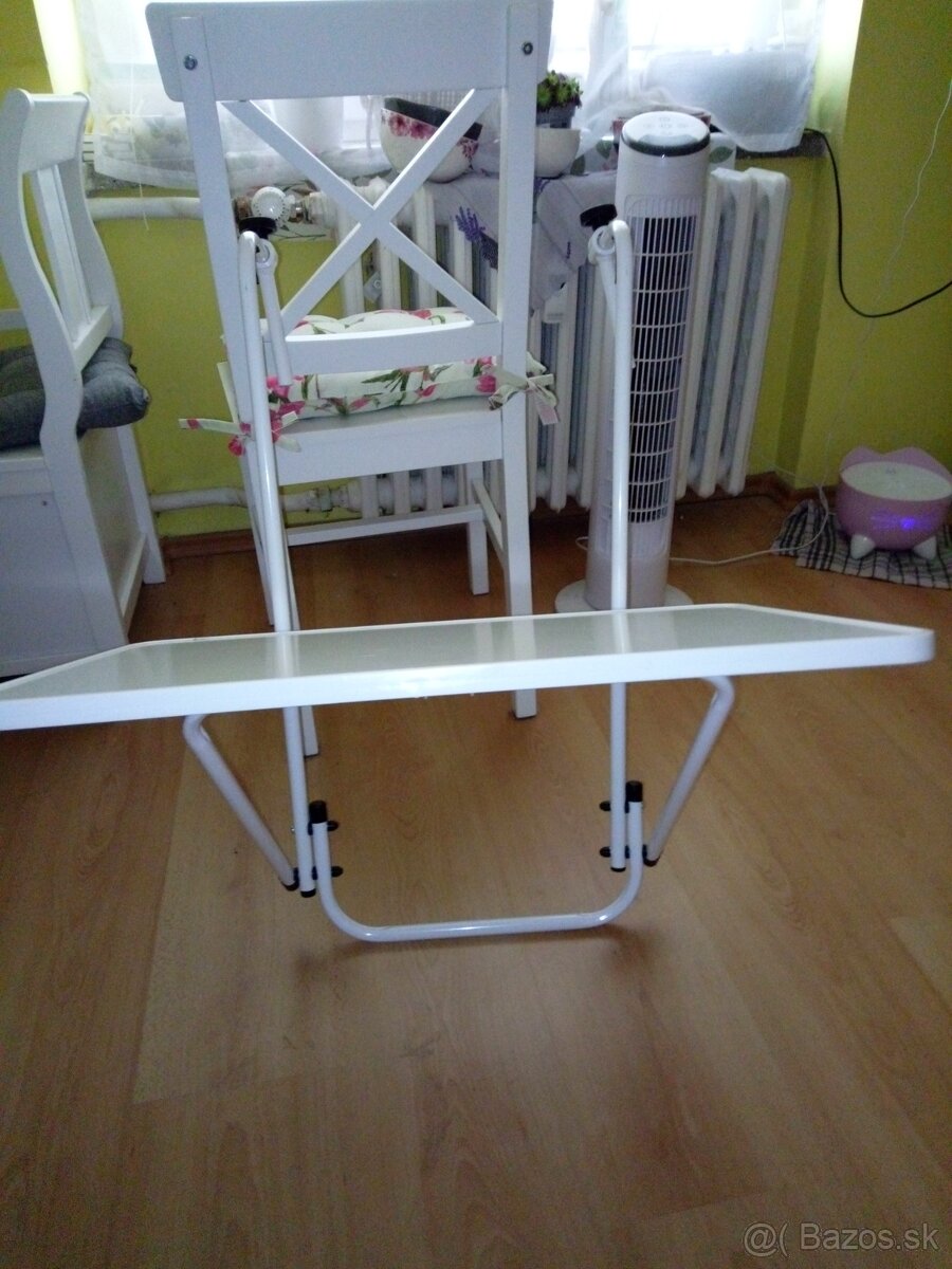 Závesný stolík na balkon