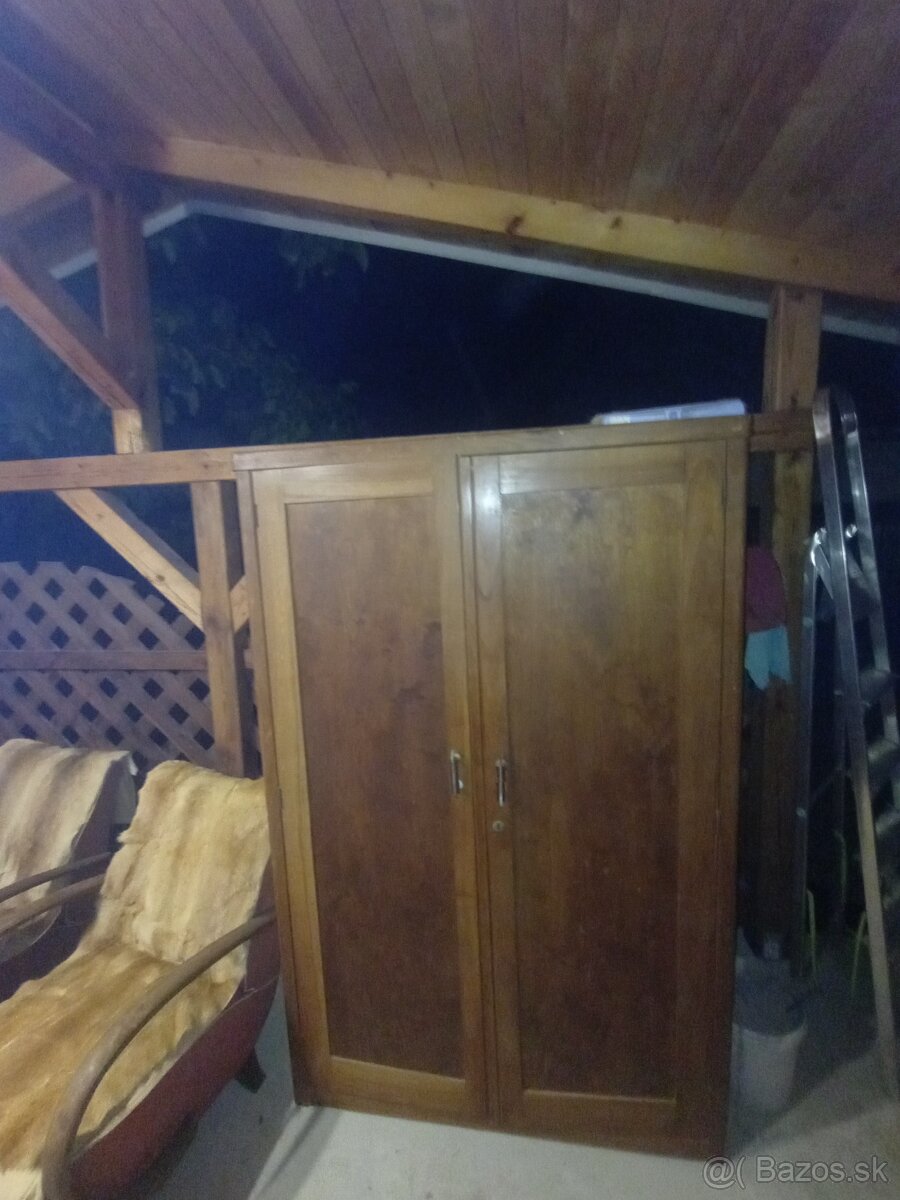 Staršia skriňa pre milovníkov starej petiny