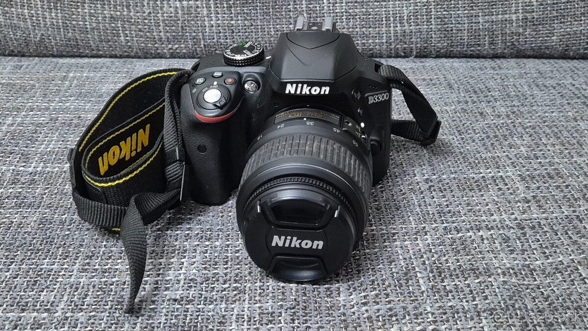 Nikon D3300 s objektivom