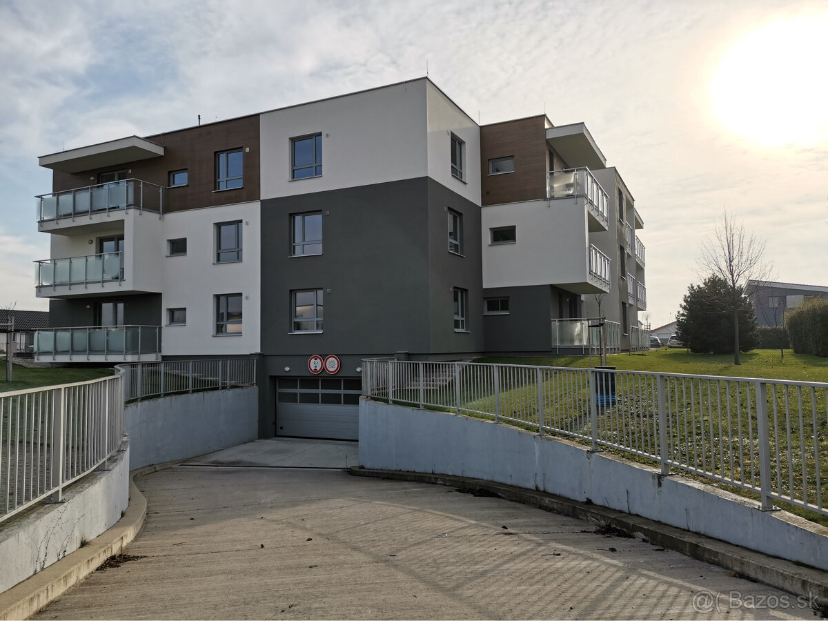 SENEC - NA PRENÁJOM - veľkometrážny 2 izbový byt s vlastným