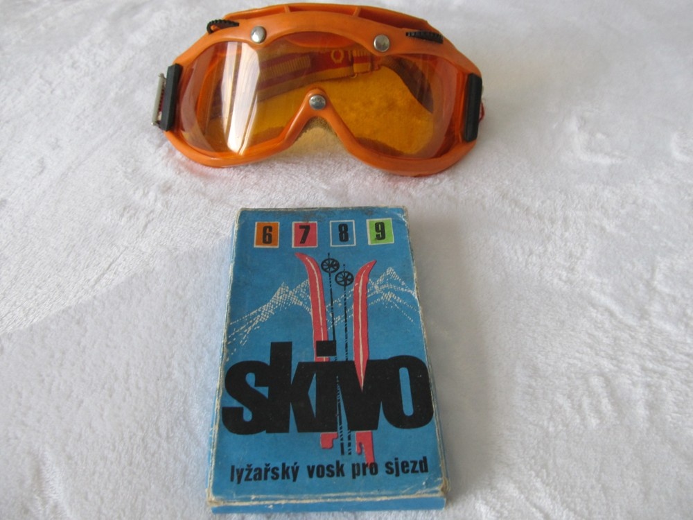 Predám staré lyžiarske okuliare a vosk z čias socializmu.