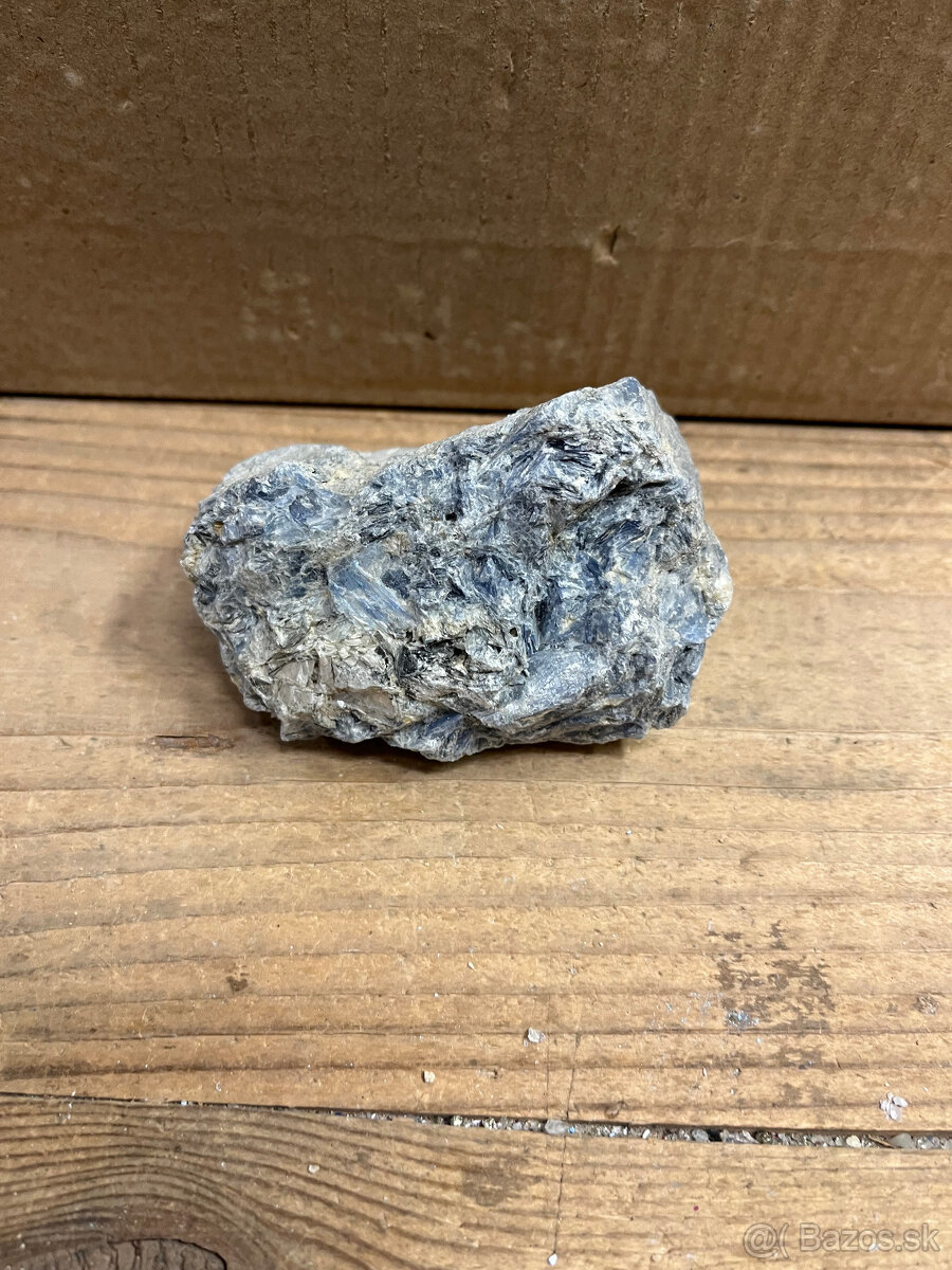 Predaj minerálov- Distén