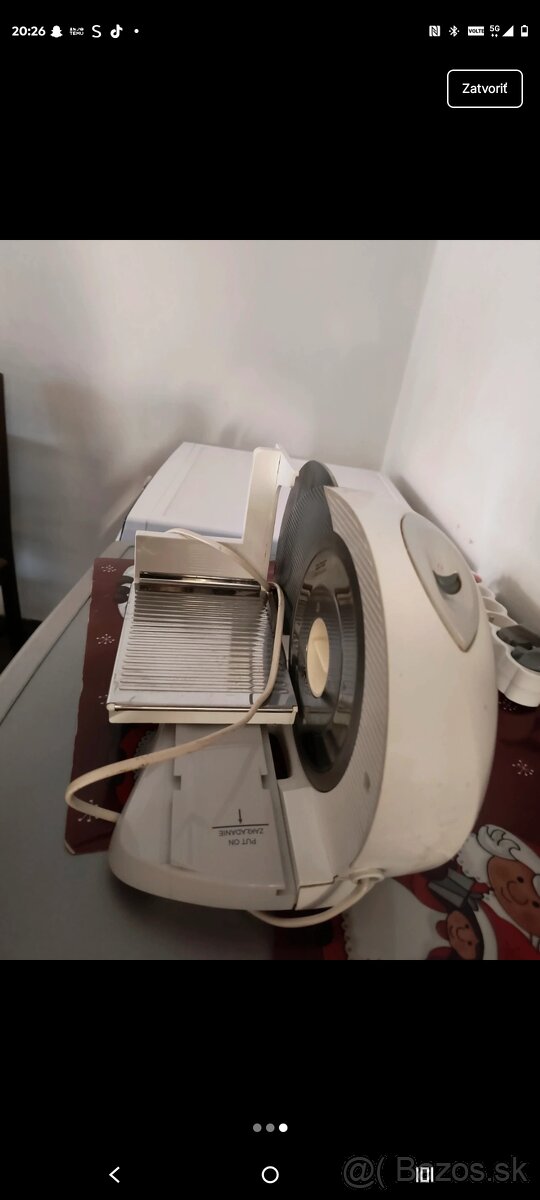 Krájač na salámy , pečivo , syry