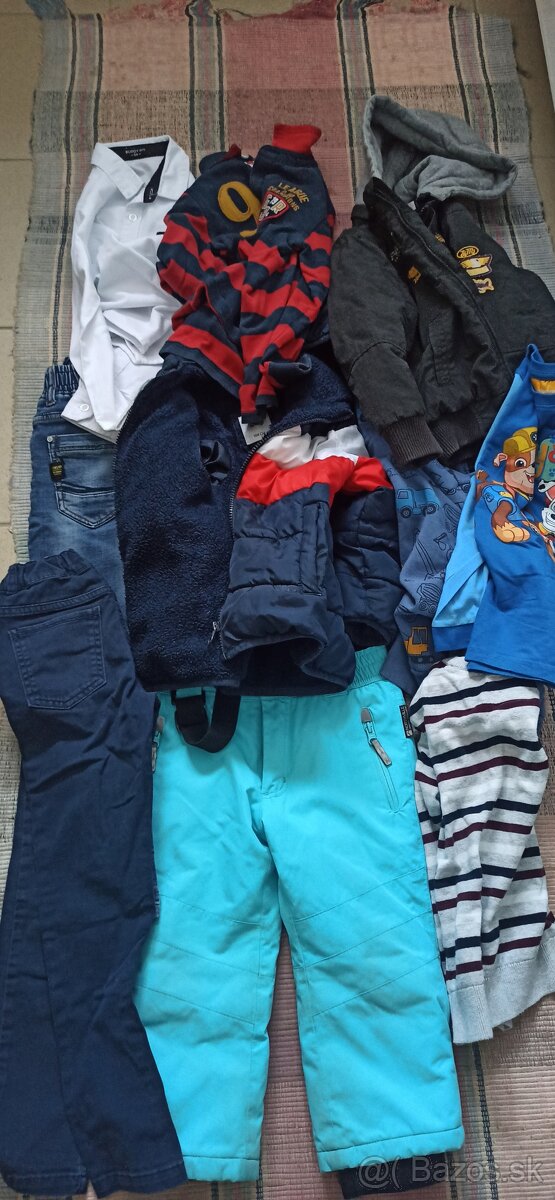 Balík oblečenia a topánok