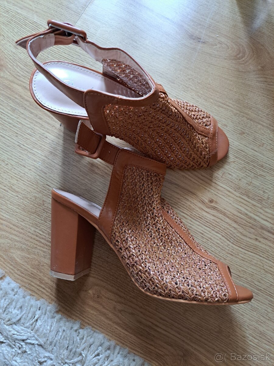 Hnedé sandále 40