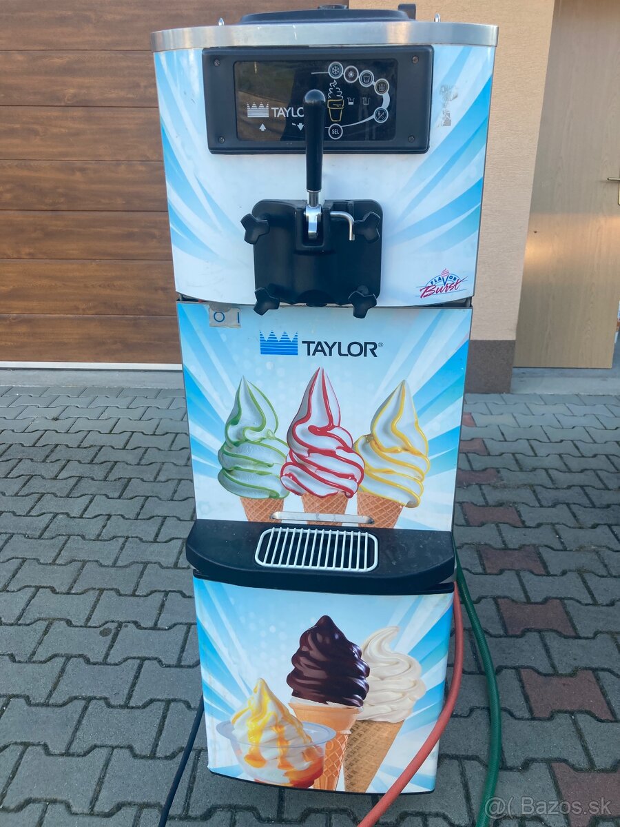 Zmrzlinovy stroj na tocenu zmrzlinu