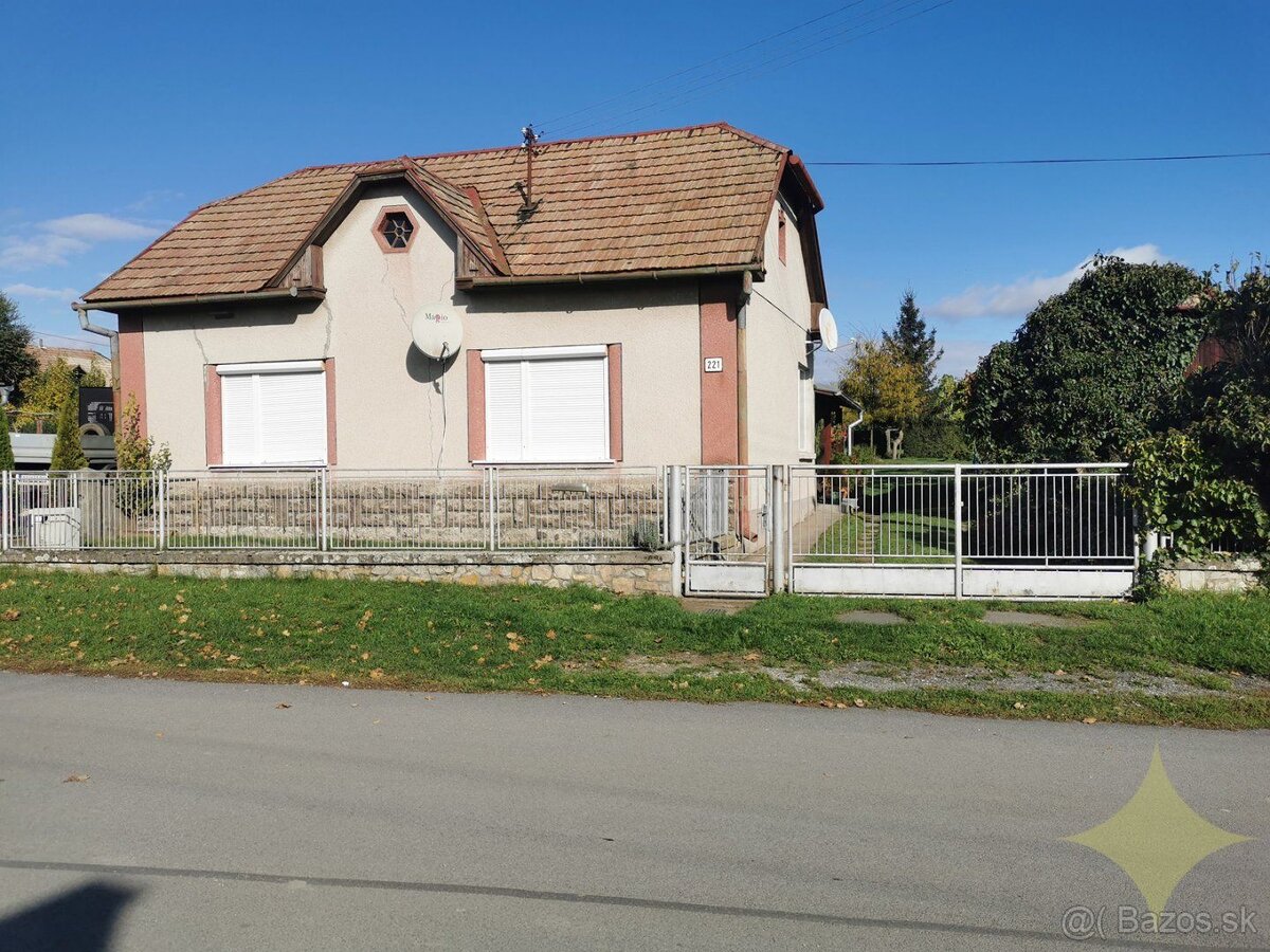 Čiastočne zrekonštruovaný rodinný dom s letnou kuchyňou a pi