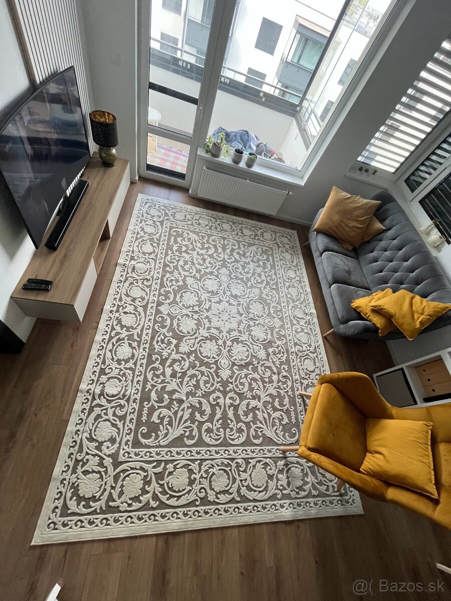 Svetlý ornamentálny koberec Nepál