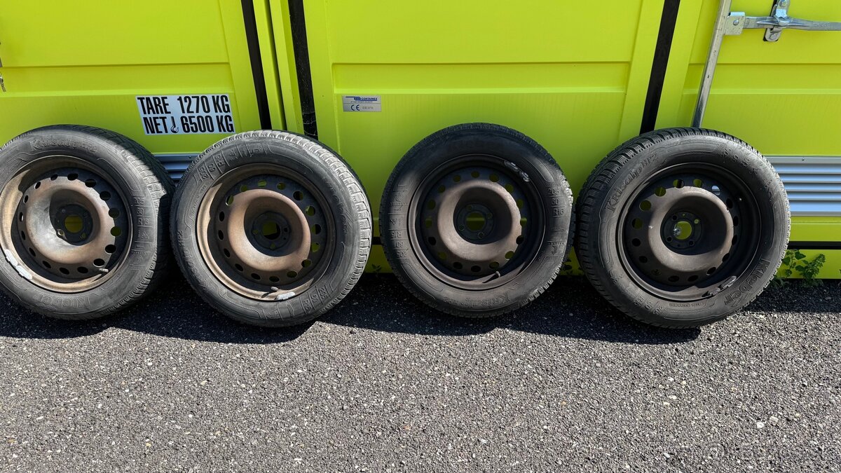 Zimné pneumatiky s diskami a puklicami