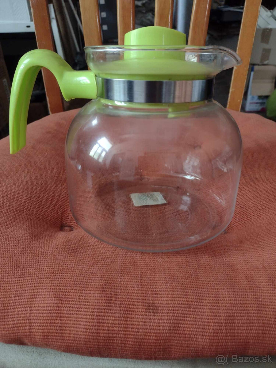 Kanvica z varného skla s objemom 1,5 litra.