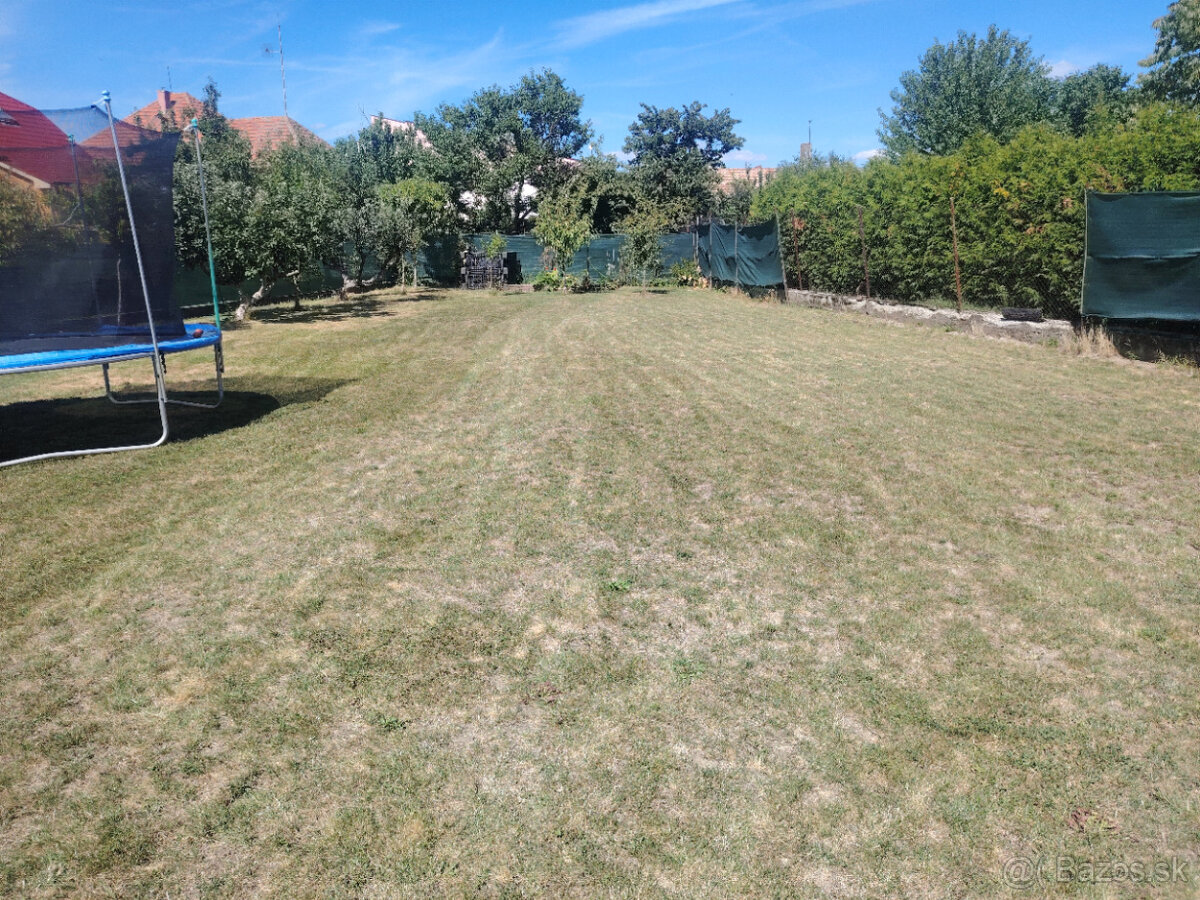 PREDAJ pozemok, záhradu v meste Šurany o výmere 480 m2.